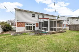 18 Hilary Ln, Westbury, NY 11590 - Photo 23