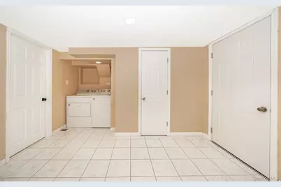 315 Cedar Court, Copiague, NY 11726 - Photo 17