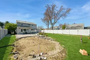 7 Bunker Ln, Hicksville, NY 11801 - Photo 17