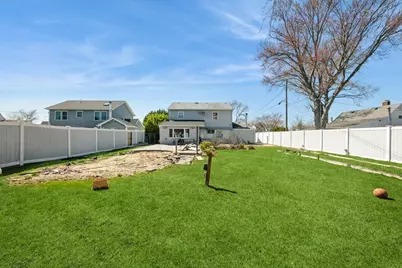 7 Bunker Lane, Hicksville, NY 11801 - Photo 19