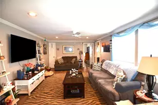 77 Village Cir W, Manorville, NY 11949 - Photo 5