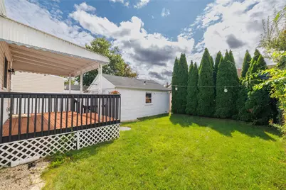 39 E Hollywood Avenue, Lindenhurst, NY 11757 - Photo 15