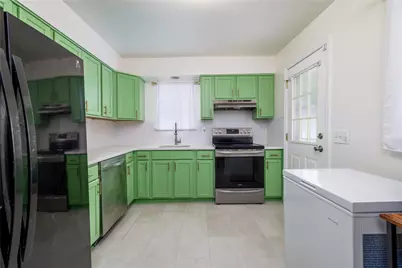 39 E Hollywood Avenue, Lindenhurst, NY 11757 - Photo 5