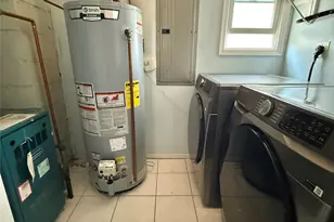 39 E Hollywood Ave, Lindenhurst, NY 11757 - Photo 17