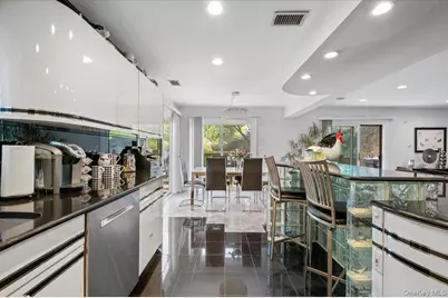 54 Northgate Circle, Melville, NY 11747 - Photo 5