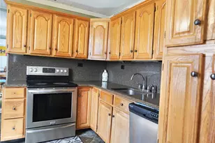 9 Fox Ln, Levittown, NY 11756 - Photo 5