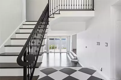 14 Shorecliff Place, Great Neck, NY 11023 - Photo 5