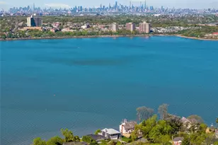 14 Shore Cliff Pl, Great Neck, NY 11023 - Photo 3