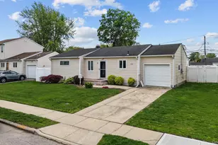 21 Peter Ln, Plainview, NY 11803 - Photo 3