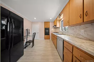 21 Peter Ln, Plainview, NY 11803 - Photo 5