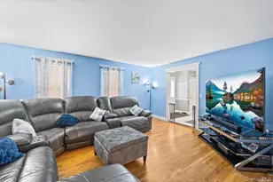 21 Victoria Ln, Manorville, NY 11949 - Photo 5