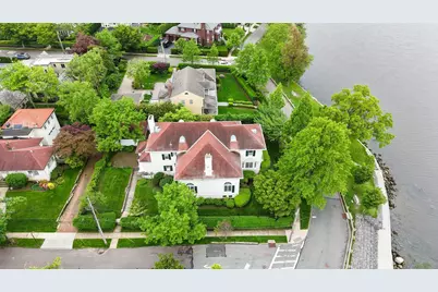 10-08 Shore Road, Douglaston, NY 11363 - Photo 3