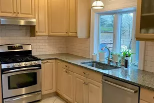 6 Lynn Ct, Hampton Bays, NY 11946 - Photo 5