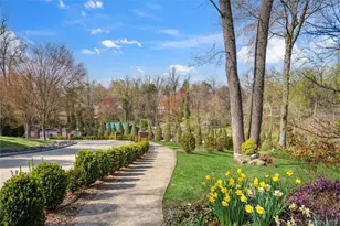 1 Linford Rd, Great Neck, NY 11021 - Photo 21