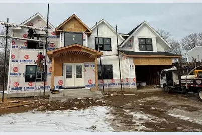 85 Roundtree Drive, Plainview, NY 11803 - Photo 3