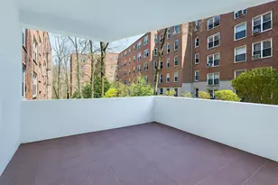 21 Canterbury Rd, Great Neck, NY 11021 - Photo 9