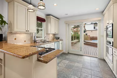 551 Minnieford Avenue, Bronx, NY 10464 - Photo 9