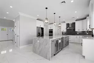 134 Southwood Cir, Syosset, NY 11791 - Photo 5