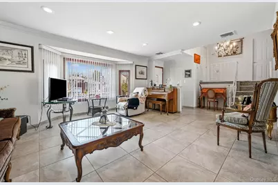 3 Chapin, Farmingdale, NY 11735 - Photo 9