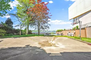 95 Malba Dr, Whitestone, NY 11357 - Photo 5