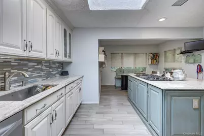 61 Locust Lane, Roslyn Heights, NY 11577 - Photo 11