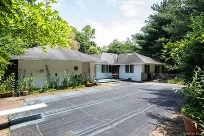 61 Locust Lane, Roslyn Heights, NY 11577 - Photo 17