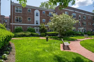 221 Middle Neck Road Rd, Great Neck, NY 11021 - Photo 13