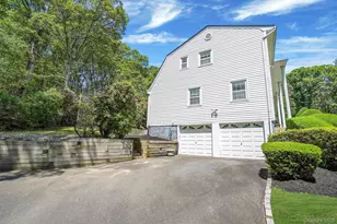 11 Country Squire Ct, Dix Hills, NY 11746 - Photo 5