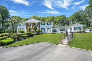 11 Country Squire Ct, Dix Hills, NY 11746 - Photo 3