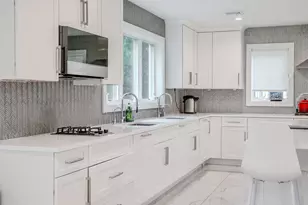 8 Stuyvesant Pl, Lawrence, NY 11559 - Photo 7