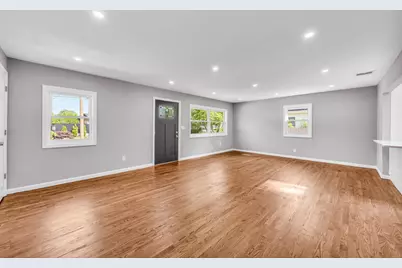 1090 Brookdale Avenue, Bay Shore, NY 11706 - Photo 11