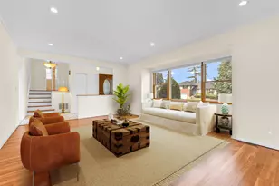 906 Bromton Dr, Westbury, NY 11590 - Photo 9