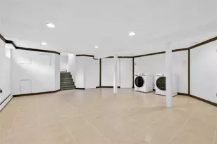 906 Bromton Dr, Westbury, NY 11590 - Photo 33