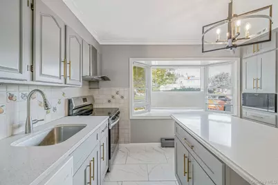 95 Lantern Road, Hicksville, NY 11801 - Photo 5