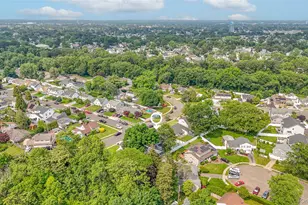 86 S Cabot Ln, Westbury, NY 11590 - Photo 23