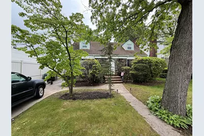 15 Astor Place, Valley Stream, NY 11581 - Photo 1