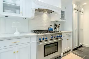 184 Circle Dr, Manhasset, NY 11030 - Photo 7