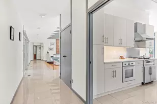 3 Horseshoe Ln, Great Neck, NY 11020 - Photo 3