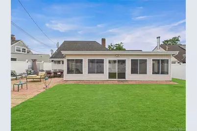 9 Pewter Lane, Hicksville, NY 11801 - Photo 3