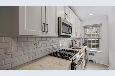 90 Knightsbridge Road #H 1, Great Neck, NY 11021 - Photo 1