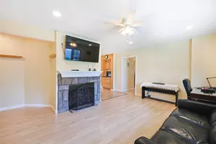 4 Wagon Ln, Levittown, NY 11756 - Photo 9