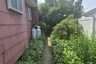 27 Leo Ln, Deer Park, NY 11729 - Photo 21