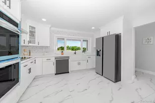 33 Ball Park Ln, Hicksville, NY 11801 - Photo 7