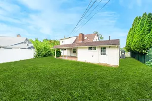 33 Ball Park Ln, Hicksville, NY 11801 - Photo 5