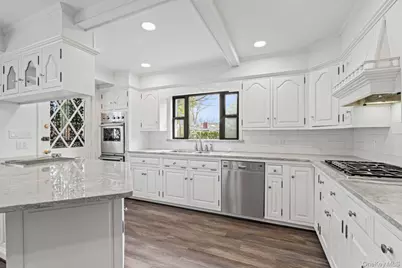 12 Foxhurst Court, Manhasset Hills, NY 11040 - Photo 23