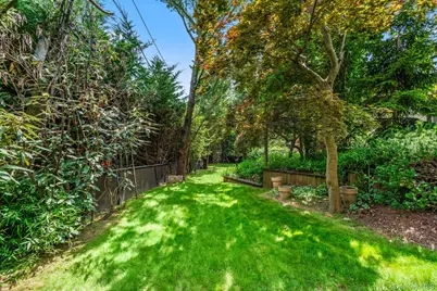 12 Foxhurst Court, Manhasset Hills, NY 11040 - Photo 47