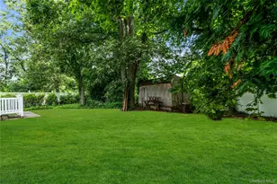 22 Robert Dr, Huntington, NY 11743 - Photo 25