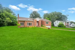 106 Woods Dr, Roslyn, NY 11576 - Photo 3