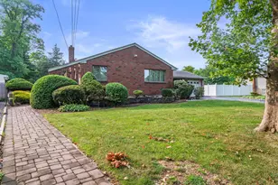 60 Wheatfield Ln, Commack, NY 11725 - Photo 3