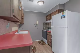 195 E Newcastle Ct, Ridge, NY 11961 - Photo 9